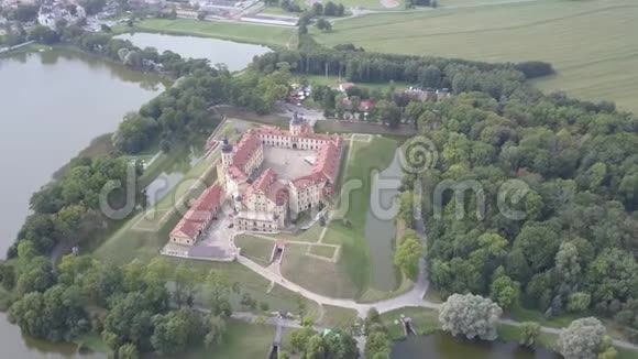 白俄罗斯的建筑杰作内斯维兹城堡的湖泊和公园顶部视图飞越著名的和视频的预览图