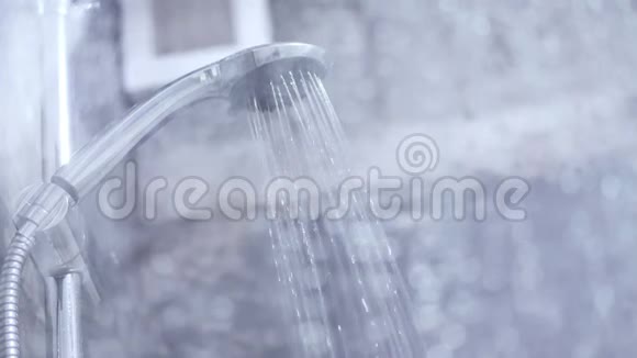 淋浴头的水滴运动4k录像3840x216025p视频的预览图