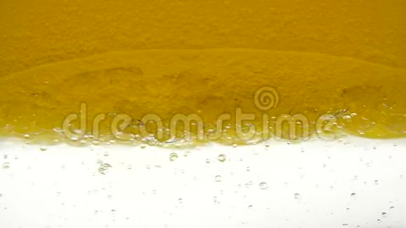 葵花油倒入玻璃容器中研究实验室生物燃料拍摄的特写镜头一片金色视频的预览图