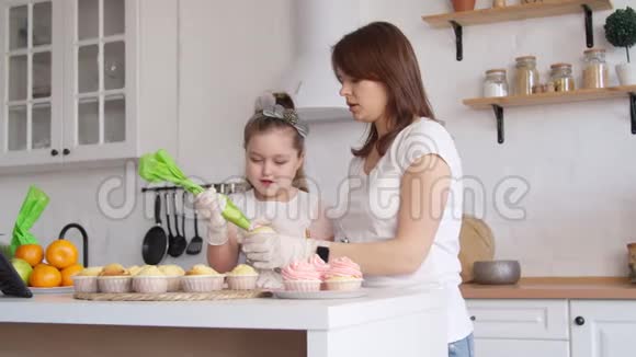 妈妈和女儿糖霜蛋糕视频的预览图