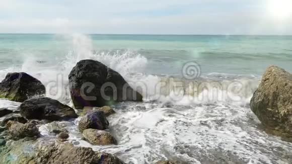 黑海波浪交替地溅落在靠近海岸的石头上在缓慢的运动中近距离观看小美丽视频的预览图