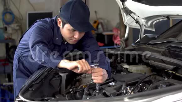 男性机械师使用扳手修理发动机汽车服务视频的预览图