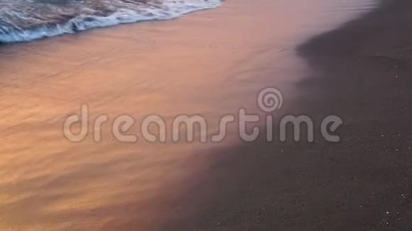 海水泡沫波湿沙滩和小路的黎明日出底景特写海上风景国家视频的预览图