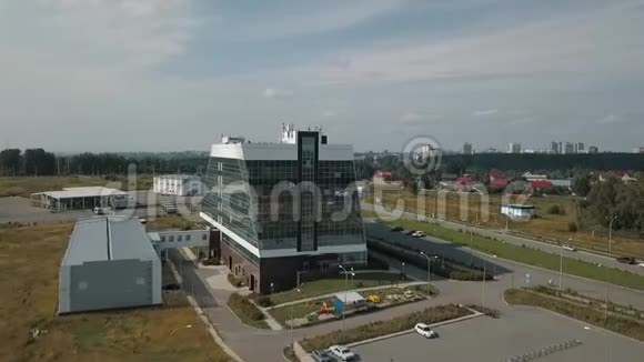 夏季玻璃商务中心景观独立建筑视频的预览图