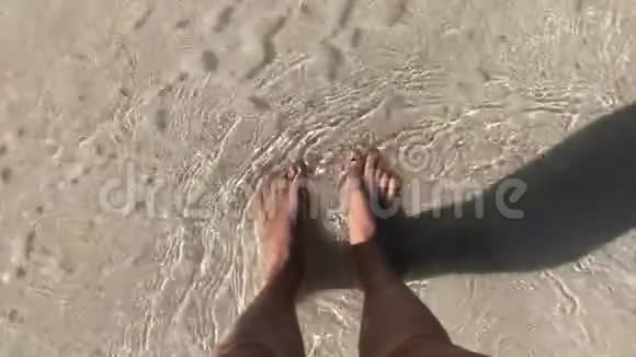 女人脚站在海滩上海浪洗脚视频的预览图
