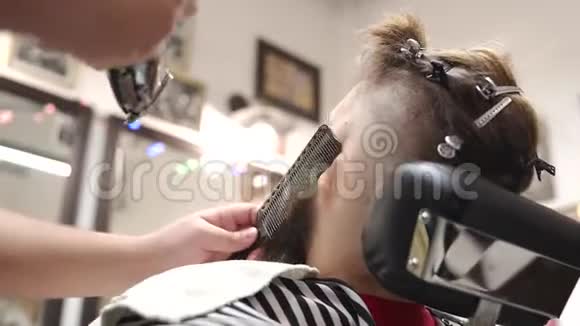客户在美容院接受理发和发型视频的预览图