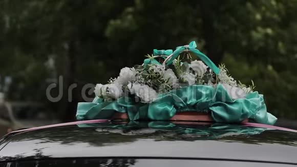 婚礼当天乘车布置精美的婚礼装饰视频的预览图