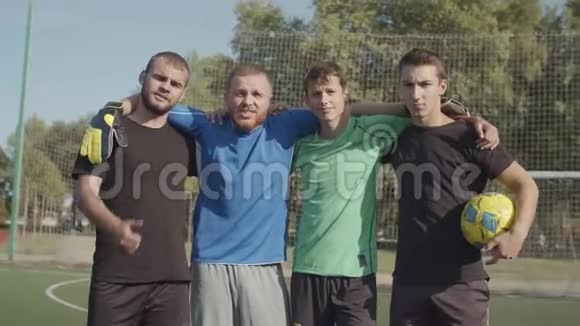 积极的曼联足球队在球场上摆姿势视频的预览图