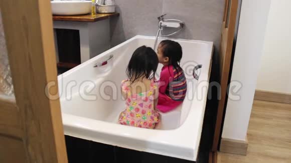 亚洲小女孩在度假村的浴缸里玩水视频的预览图
