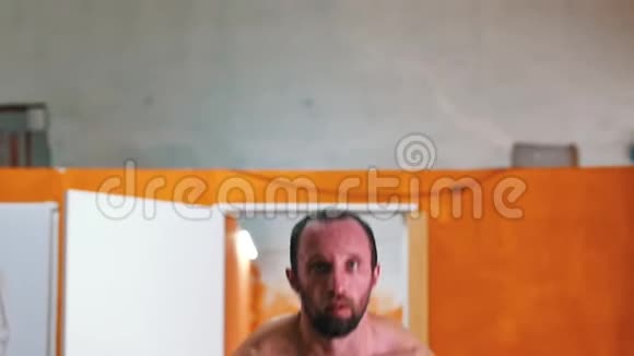性感训练一个赤膊男子蹲在他的手里体重视频的预览图