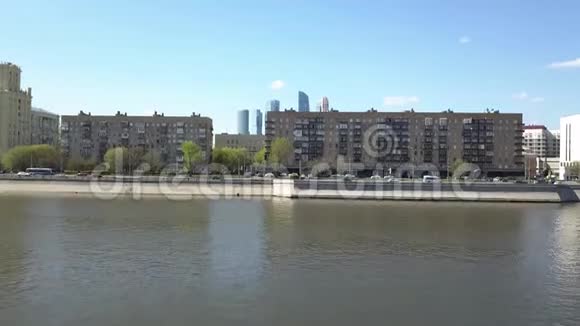 从河堤起飞俯瞰商务中心视频的预览图
