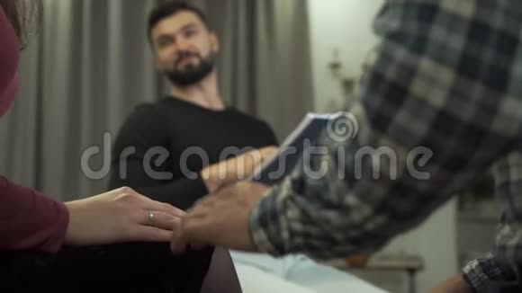 一对年轻的白种人夫妇的特写镜头他们的双手放在一起咨询期间心理医生办公室的家人视频的预览图