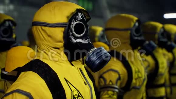 在工作日开始前身穿黄色防护服的医务人员排队有细菌保护的人视频的预览图