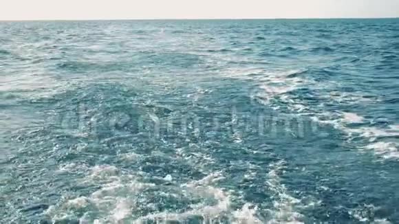 从最高的角度看海洋的涟漪表面视频的预览图