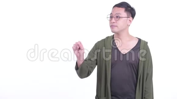 戴着眼镜的快乐日本男人摸东西说话视频的预览图