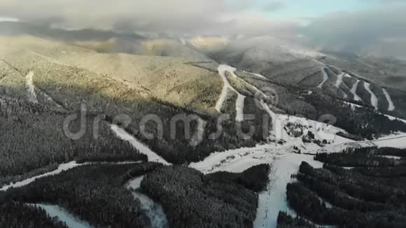 喀尔巴阡山冬季的空中景观视频的预览图
