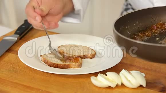 提供三明治黑面包煮鸡蛋和焦糖洋葱酱视频的预览图