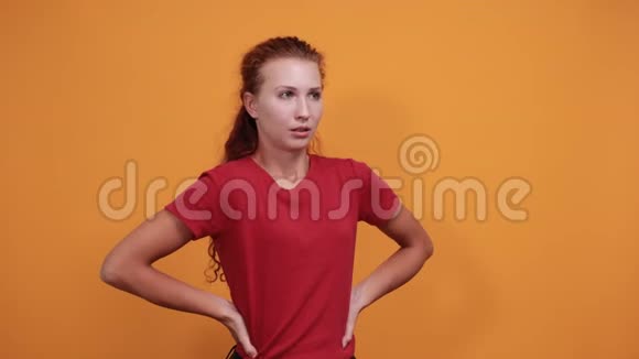 漂亮的年轻女士穿着红色衬衫伸展肌肉看上去很开心视频的预览图