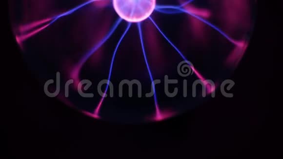 黑色背景下等离子体闪电球的运动球惰性气体放电管变色特斯拉放电视频的预览图