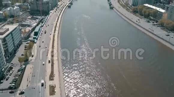 从一只鸟飞过河流俯瞰莫斯科国立大学视频的预览图