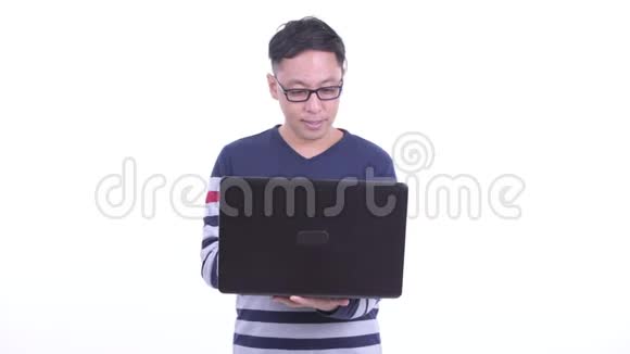 快乐的日本嬉皮士一边说一边用笔记本电脑视频的预览图