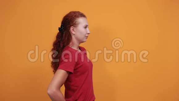 漂亮的年轻女子穿着红色衬衫伸展着背部视频的预览图