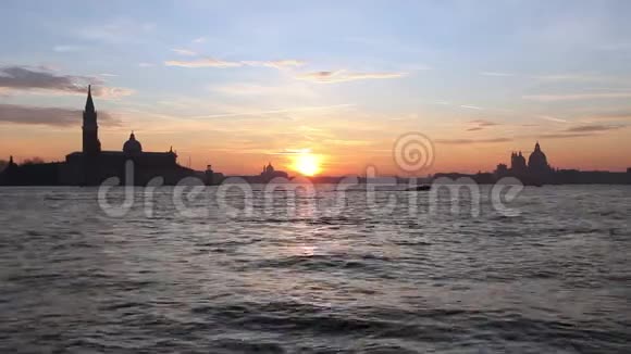 意大利威尼斯日落时圣马可盆地的小船视频的预览图