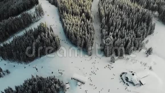 喀尔巴阡山滑雪场的鸟瞰图视频的预览图