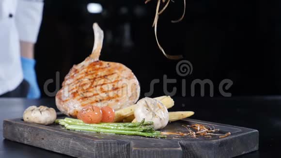 厨师用草药装饰烤肉的特写镜头食物录像高清镜头视频的预览图