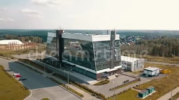 夏季玻璃商务中心景观独立建筑视频的预览图