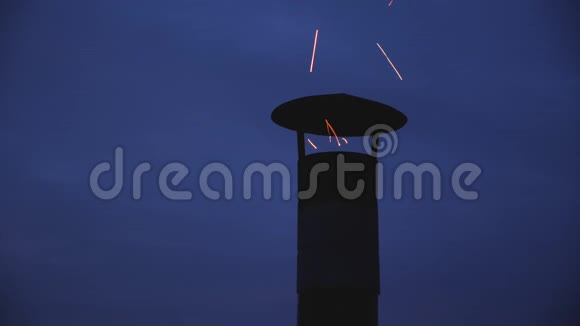 深蓝色天空背景下的烟囱喷出火花视频的预览图