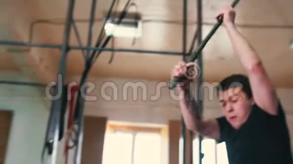 运动训练一名纹身运动员在健身房用金属锤击一个大汽车轮胎视频的预览图