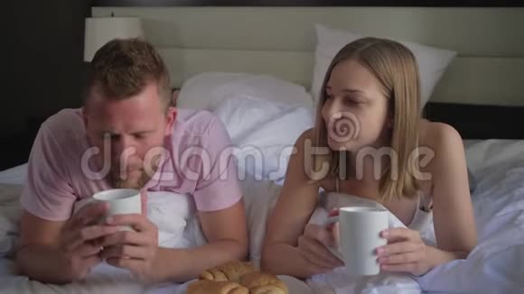 一对在床上享受早咖啡的夫妇视频的预览图