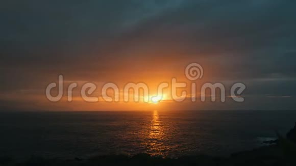 广阔的视野在秋天的海洋上看到美丽的橙色太阳日落太阳的光芒落在视频的预览图