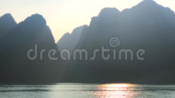 从越南哈龙湾的船上看到美丽的景色全高清视频视频的预览图