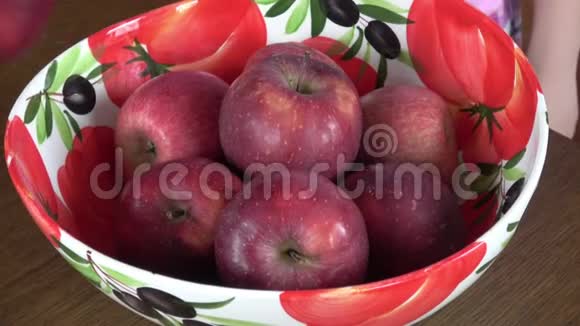 碗里的水果一个小孩子手里的熟苹果视频的预览图