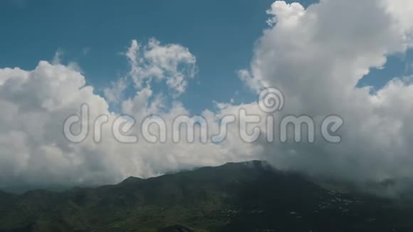 美丽的山景和巨大的云在秋天高山和森林的时间流逝大人物视频的预览图