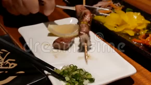 日式烤干戈烤烧烤和芝麻酱在桌上的动作视频的预览图