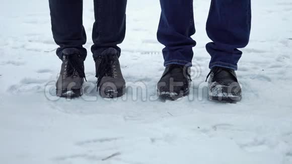人们的脚从寒冷中冻下来从脚转移到脚视频的预览图