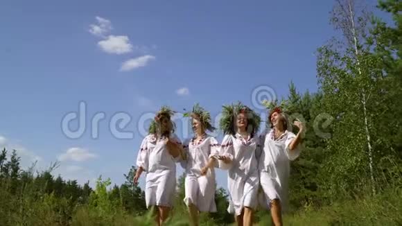 穿着斯拉夫传统服装光着脚在外面散步的漂亮女人视频的预览图