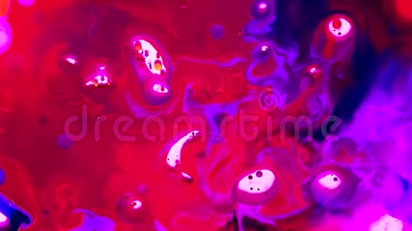 红色和紫色水彩墨在水中加油未来趋势背景视频的预览图