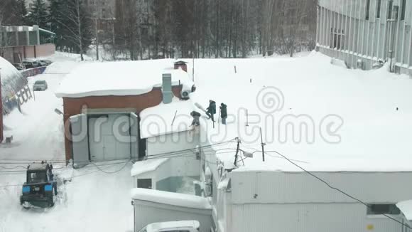 三个人从屋顶上扔雪视频的预览图