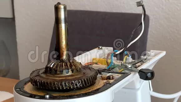 修理和清除厨房搅拌机上的旧油脂视频的预览图