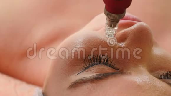 美的概念面部美容手术美容师涂抹面霜并进行bb发光治疗垫子视频的预览图