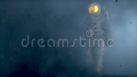 宇航员在雾蒙蒙的外星星球上行走CG动画视频的预览图