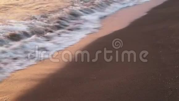 海水泡沫波湿沙滩和小路的黎明日出底景特写海上风景国家视频的预览图