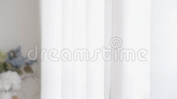 一个年轻的亚洲女人早上醒来打开窗帘走向窗户视频的预览图