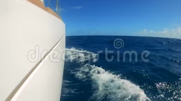 帆船的侧视在海浪中撞击船板视频的预览图