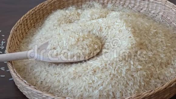 篮子里有白米饭有机食品视频的预览图