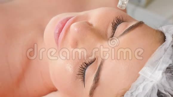 美容诊所专业美容师在美容诊所进行DermaPen手术美的概念脸面视频的预览图